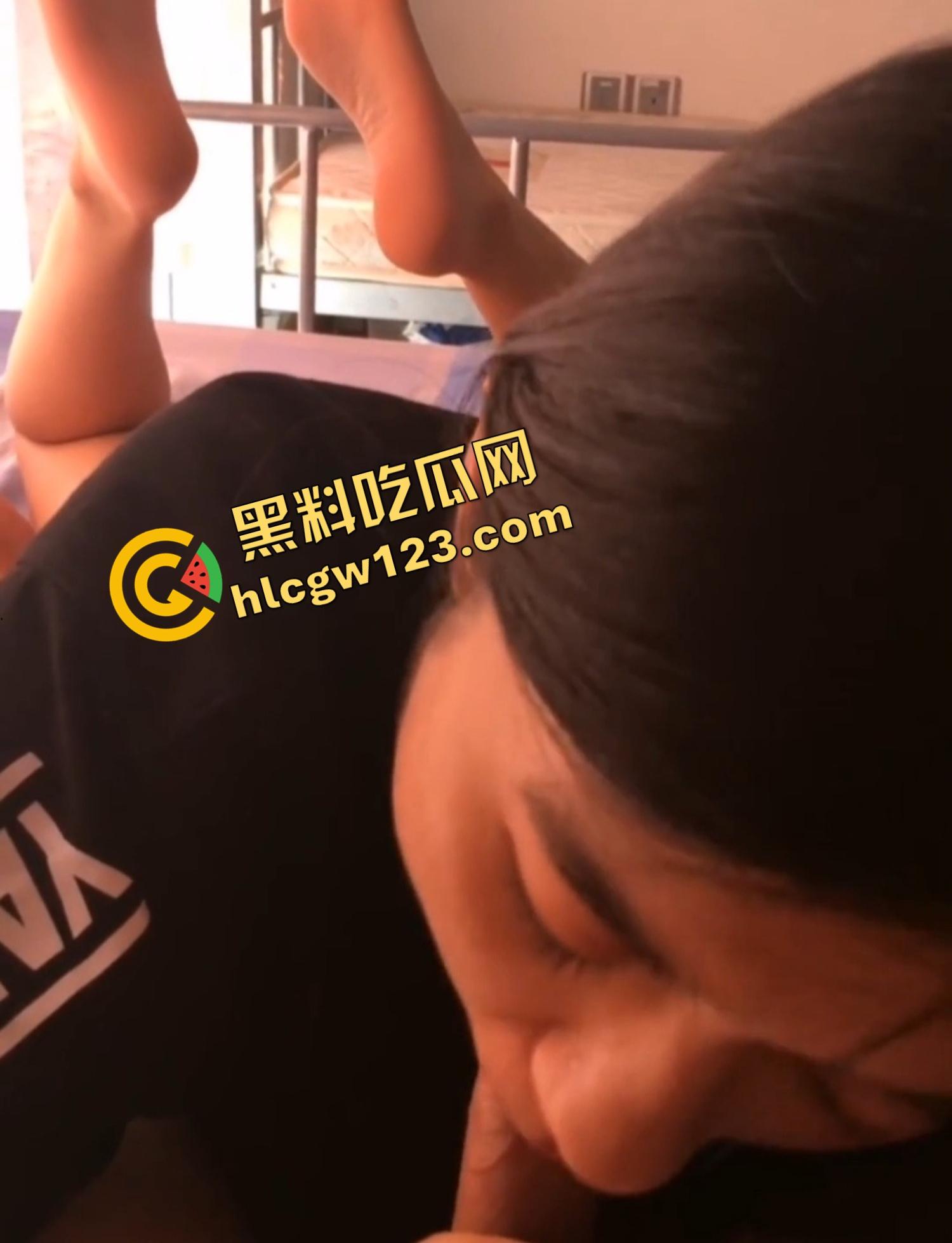 隔壁女租客【王梦】太会舔了！第一次口交就拉丝流白，跪着舔精不带擦，跪着舔完还乖乖自己坐上来！-12