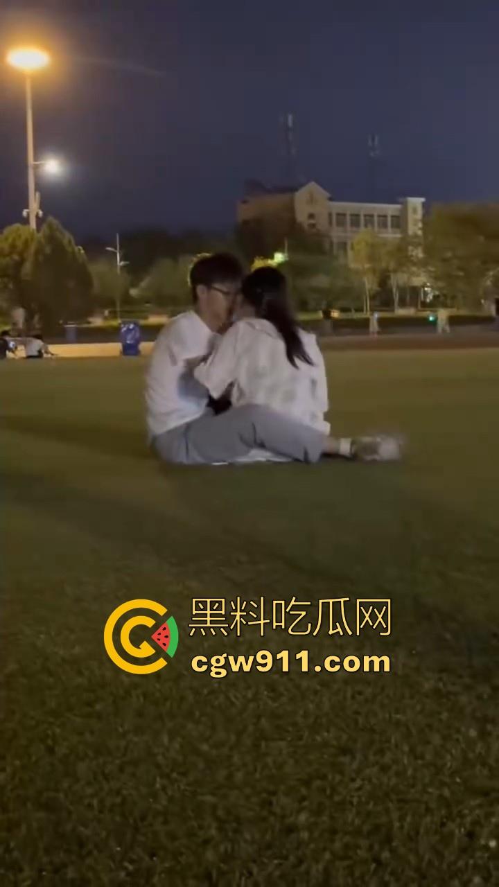 广东轻工职业学院深夜操场,一对小情侣在草坪上忍不住上头了,上演当场口爆,完全无视众人,真会玩呀!-2