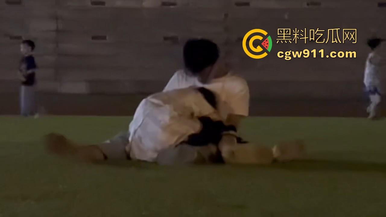 广东轻工职业学院深夜操场,一对小情侣在草坪上忍不住上头了,上演当场口爆,完全无视众人,真会玩呀!-5