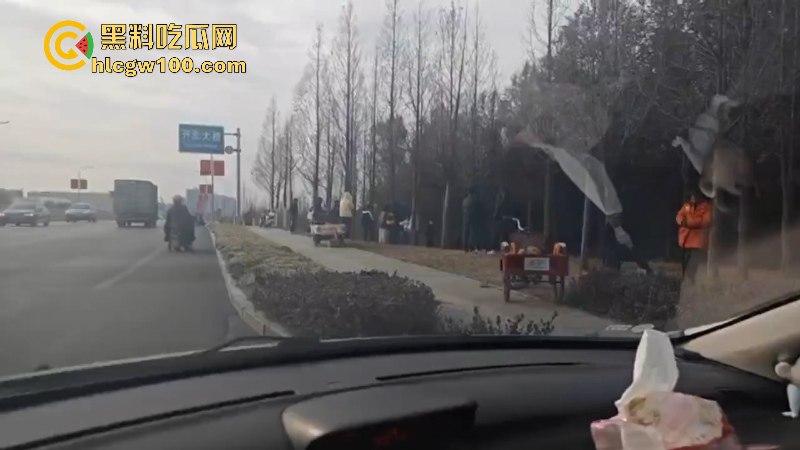 山东临沂精神小伙为抢女神交配权带兄弟持刀砍情敌 拉架小哥惨遭爆头当场脑袋开花 现场爆血视频流出！-2