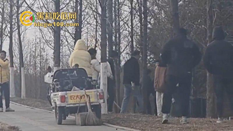 山东临沂精神小伙为抢女神交配权带兄弟持刀砍情敌 拉架小哥惨遭爆头当场脑袋开花 现场爆血视频流出！-4