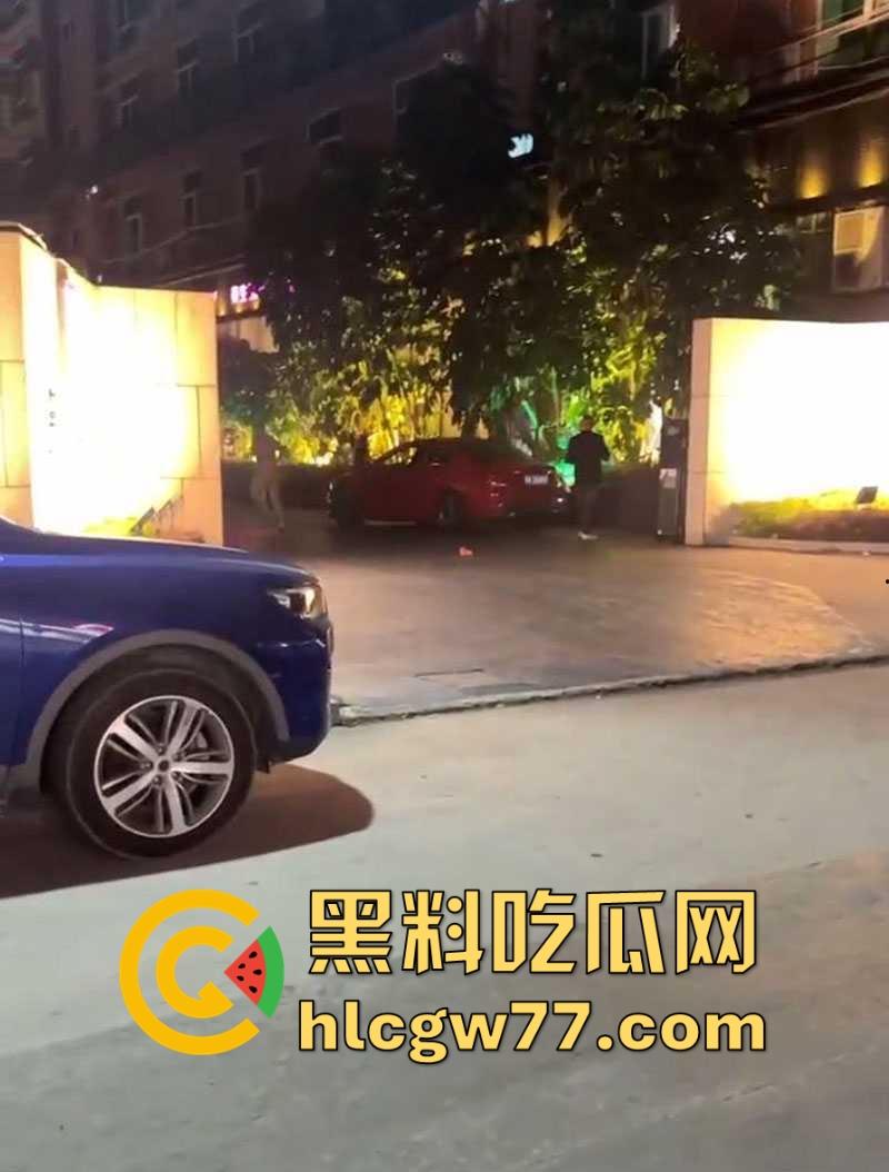 广东揭阳市中心街头惊现男子裸奔，这天气大哥不冷吗？看起来精神不正常-2