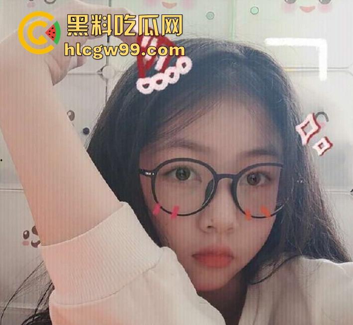 武汉大学反差眼镜女大【林新一】被金主调教视频曝光，各种场合忘我口交，表情销魂口技一流！-1