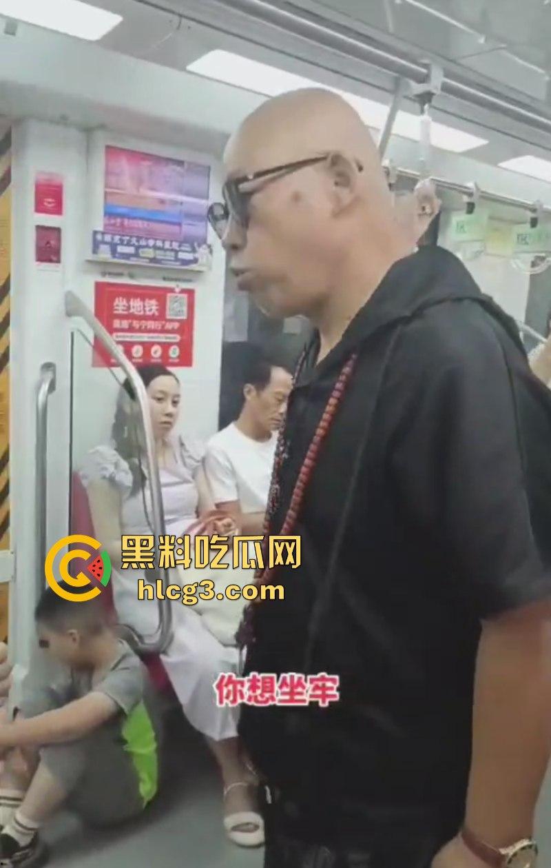 小伙脸伸过来我打一巴掌给你2万！江苏南京一位光头老汉地铁上强行让小伙子让座！-3