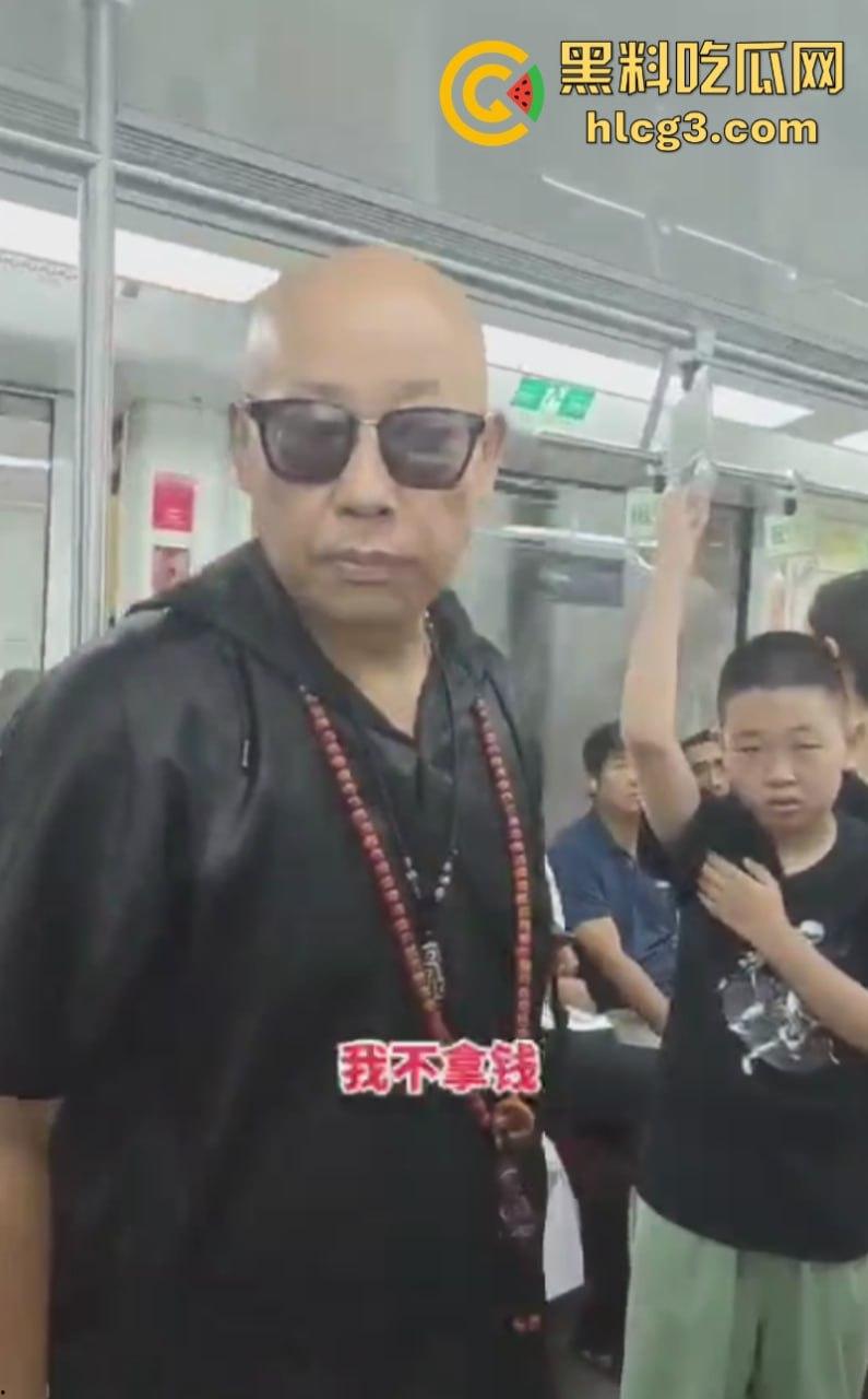 小伙脸伸过来我打一巴掌给你2万！江苏南京一位光头老汉地铁上强行让小伙子让座！-6