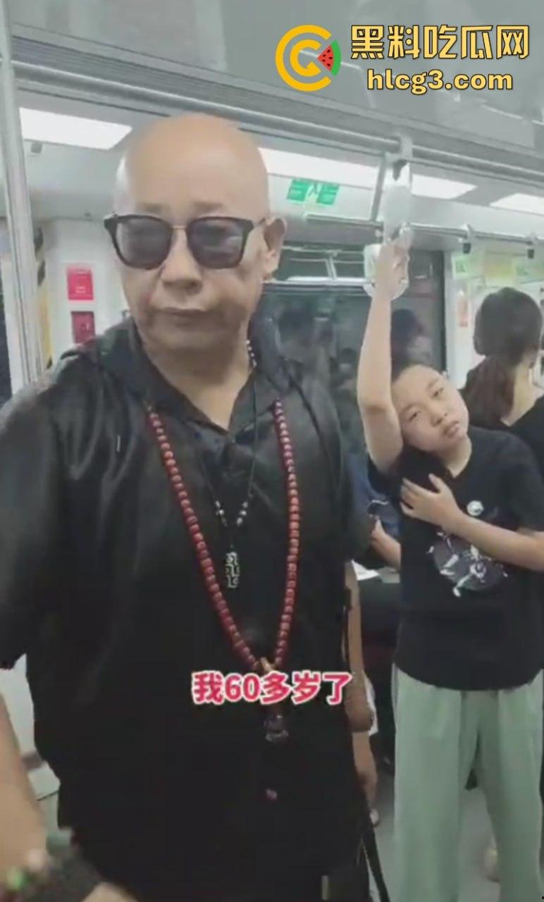 小伙脸伸过来我打一巴掌给你2万！江苏南京一位光头老汉地铁上强行让小伙子让座！-7