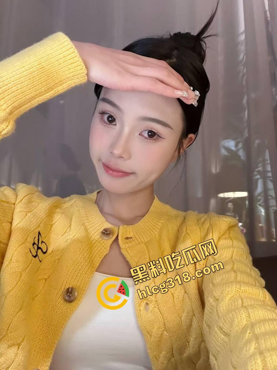 郑州街头惊现全裸妹子游街，任务完成得太彻底，帽子叔叔追着递毛巾，妹子边跑边喊我是主人的狗！-1