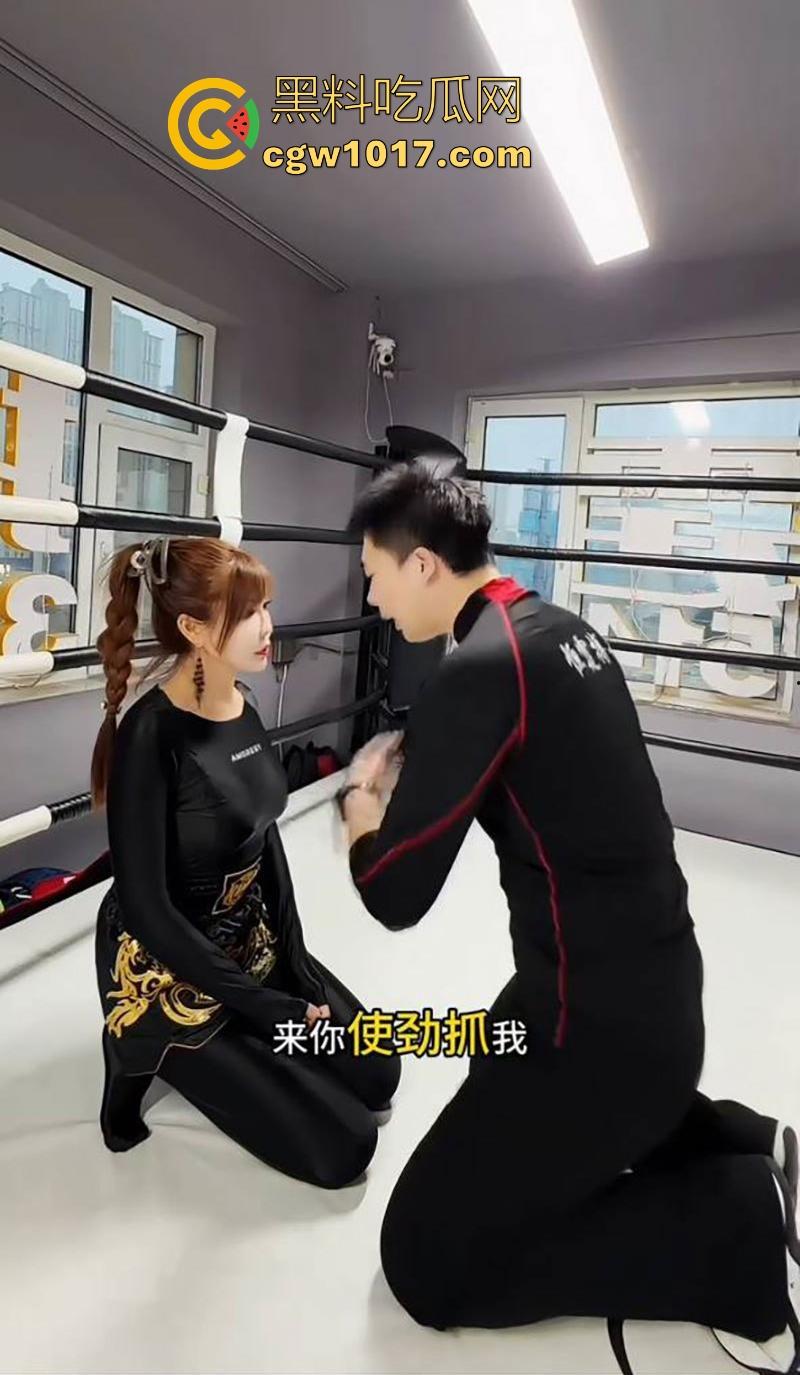 快手熟女网红【琨琨姐姐】裸聊视频曝光,气质人妻一对一裸聊,豹纹黑丝揉奶抠逼,极品熟女就是懂你!-4