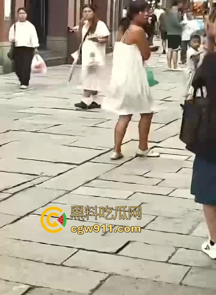 江苏衣裳街街头惊现户外露出，疑似神经病女子闹市区发癫，马路中一丝不挂狂舞，路人惊呼纷纷拍照！-2