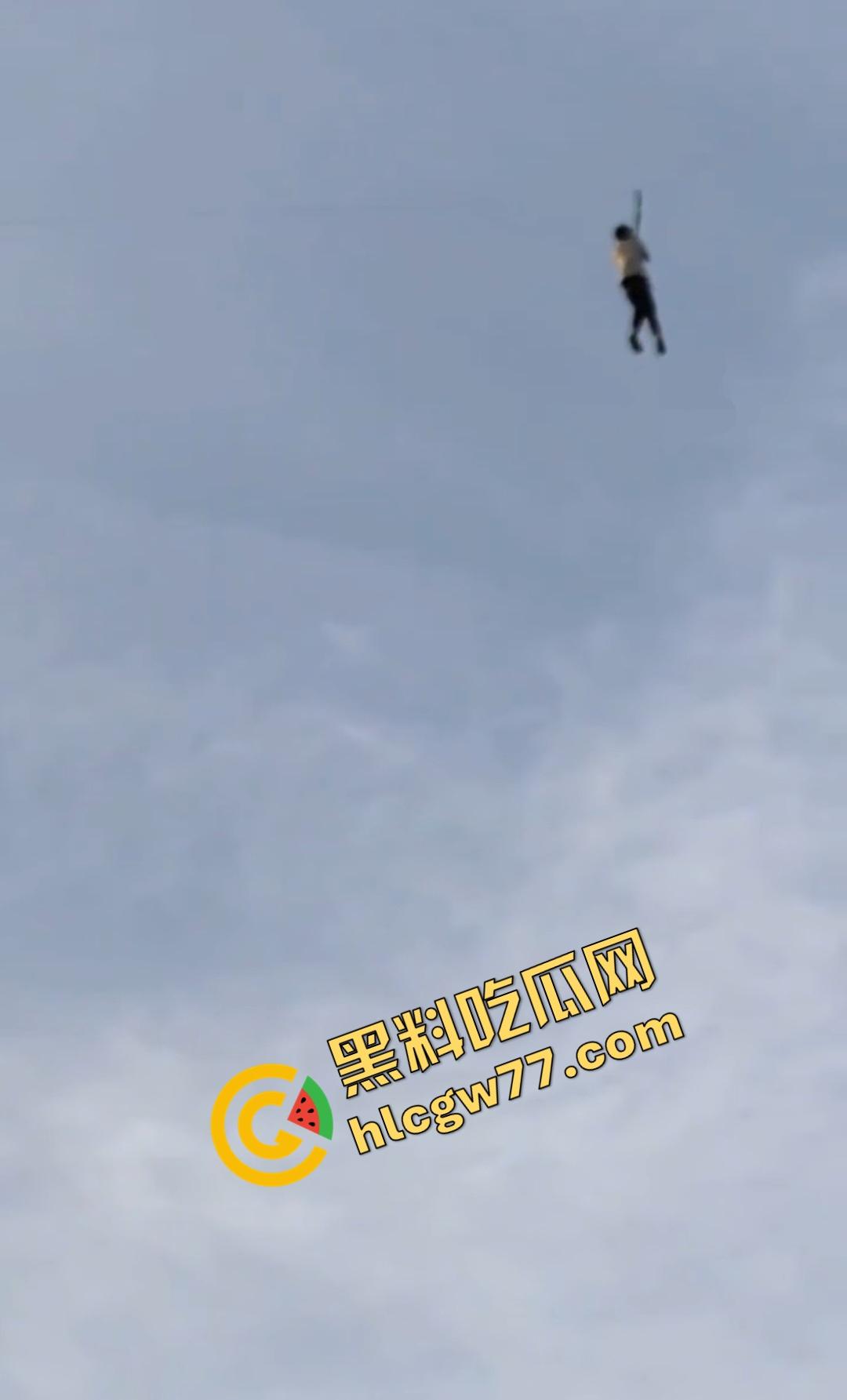 河北石家庄男子坐在风筝线的座位上飞起来大喊“操你妈的还钱”！险些被老鹰叼走小鸡鸡！-1