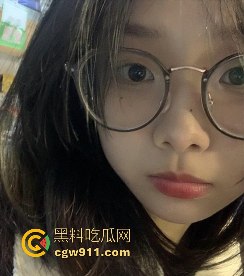 深圳职业学院清纯眼镜学生妹【林肖莹】不雅视频曝光，舌头灵活舔弄大屌，红薯插逼自慰，大饱眼福！-1