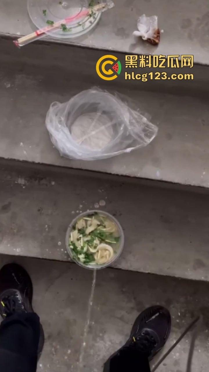 济南惊现黄汤馄饨！原是外卖员为报复顾客往餐中小便 还向里面吐口水-7