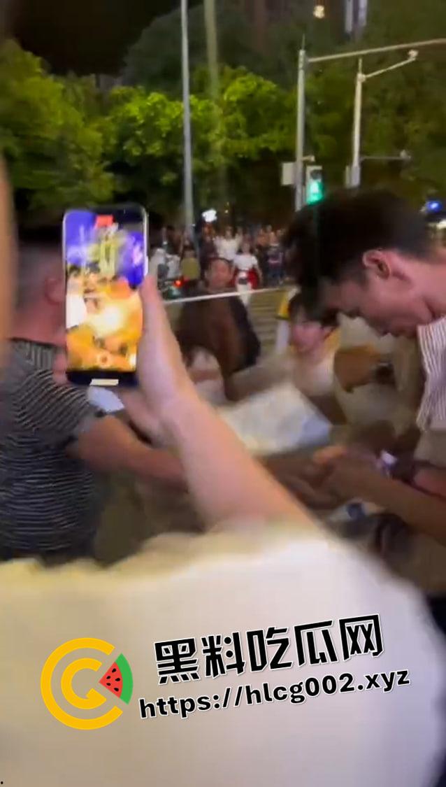 重庆垫江 榜一大哥线下真实刷了三十万不理人的女主播 没有路人阻拦臭女人要被打死 现场视频流出 前排吃瓜-3