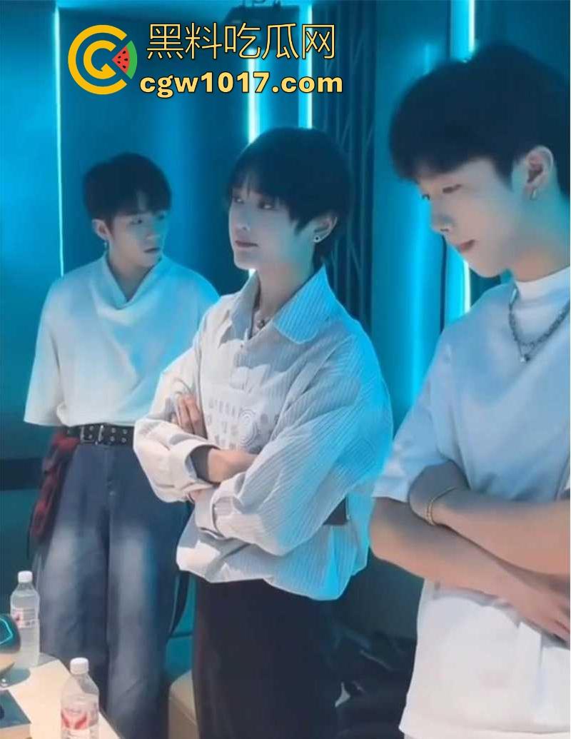 经济下行的今天KTV会所男模都变得正规化,每个言行举止都有规定,颜值只是入场券,想赚的更多那就得更努力!-3