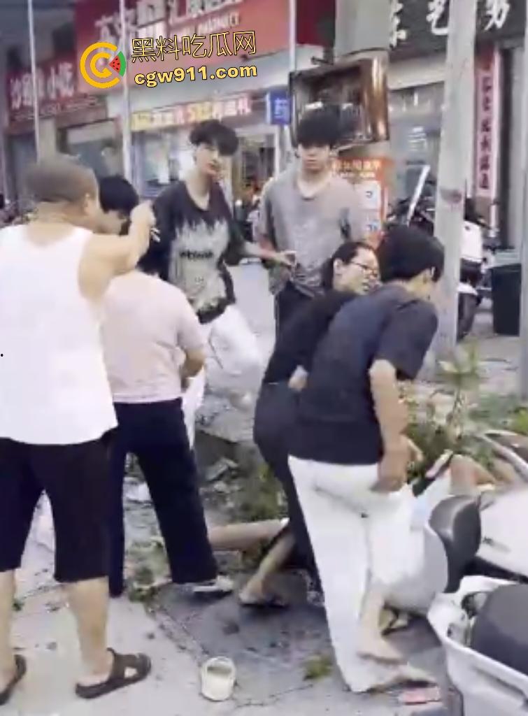 揭阳鬼火少年路边互殴,少妇大妈直接乱入拉架,平头小伙头破血流还反骂少妇影响发挥!-1