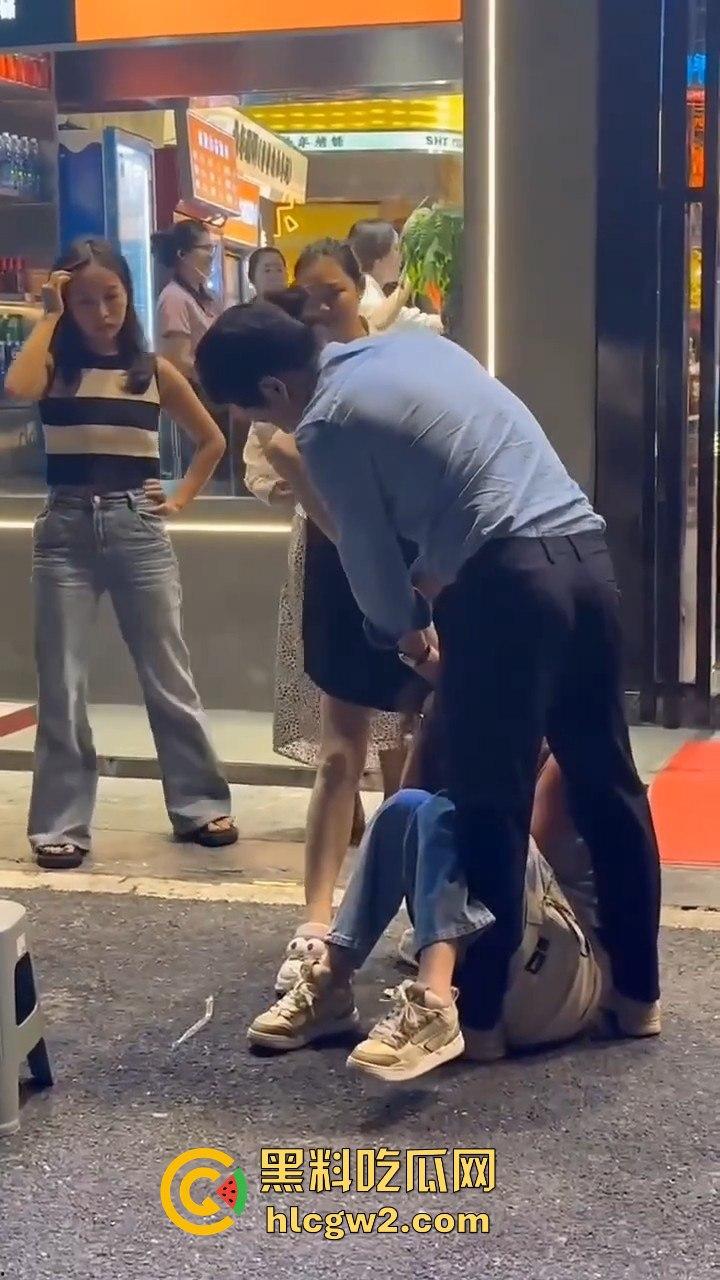 杭州街头正妻当众暴揍小三！揪住头发狂甩耳光 这场面真叫一个解气！-7