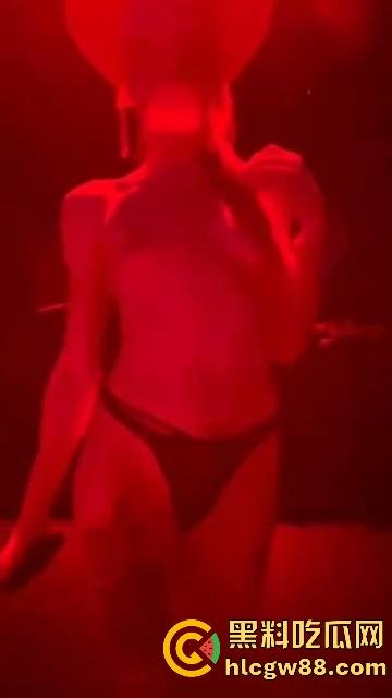 俄罗斯海参崴现场 毛妹腿长 身材高挑 门票不贵可以上手摸 原来国外的夜店这么好玩 比国内的强多了-5