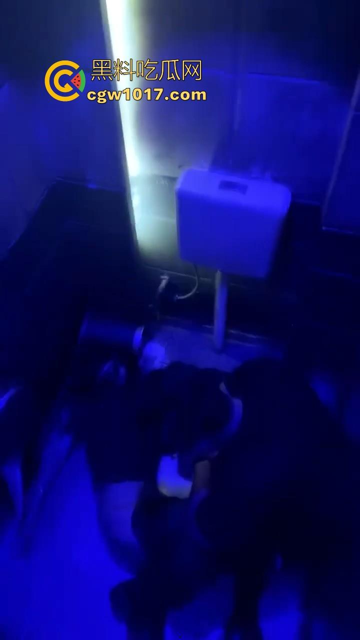 酒吧厕所准备做爱没想到门外确一堆人在偷拍,不是都这么热闹了里面这哥们一点没察觉吗?快点啊人家等着上厕所呢!-1