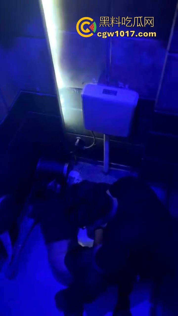 酒吧厕所准备做爱没想到门外确一堆人在偷拍,不是都这么热闹了里面这哥们一点没察觉吗?快点啊人家等着上厕所呢!-2