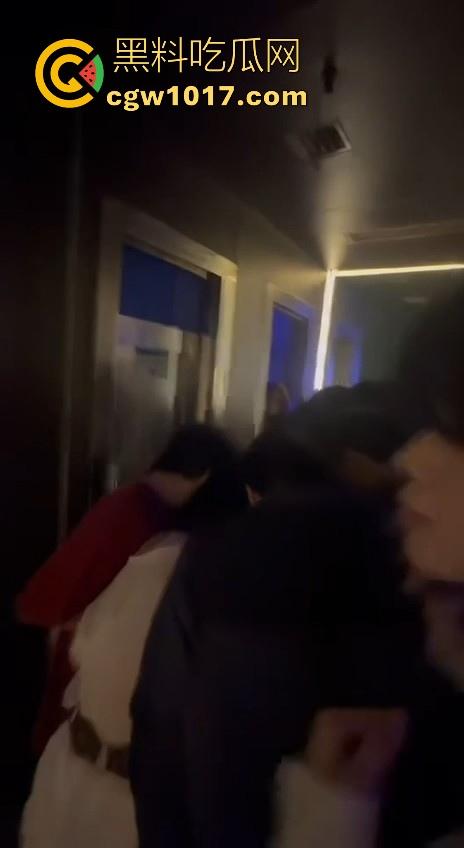 酒吧厕所准备做爱没想到门外确一堆人在偷拍,不是都这么热闹了里面这哥们一点没察觉吗?快点啊人家等着上厕所呢!-7