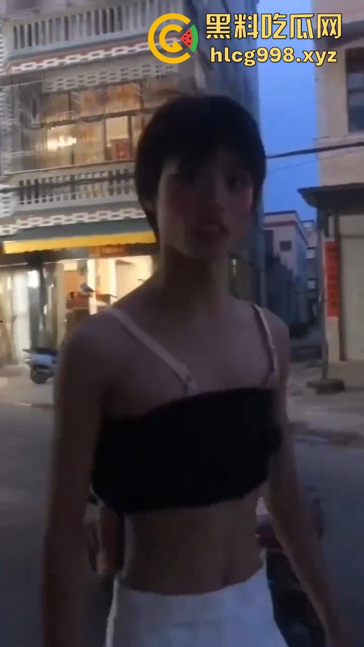 汕头女装大佬接受主人的变态任务，穿小裙子大街溜达回头率爆表！-1