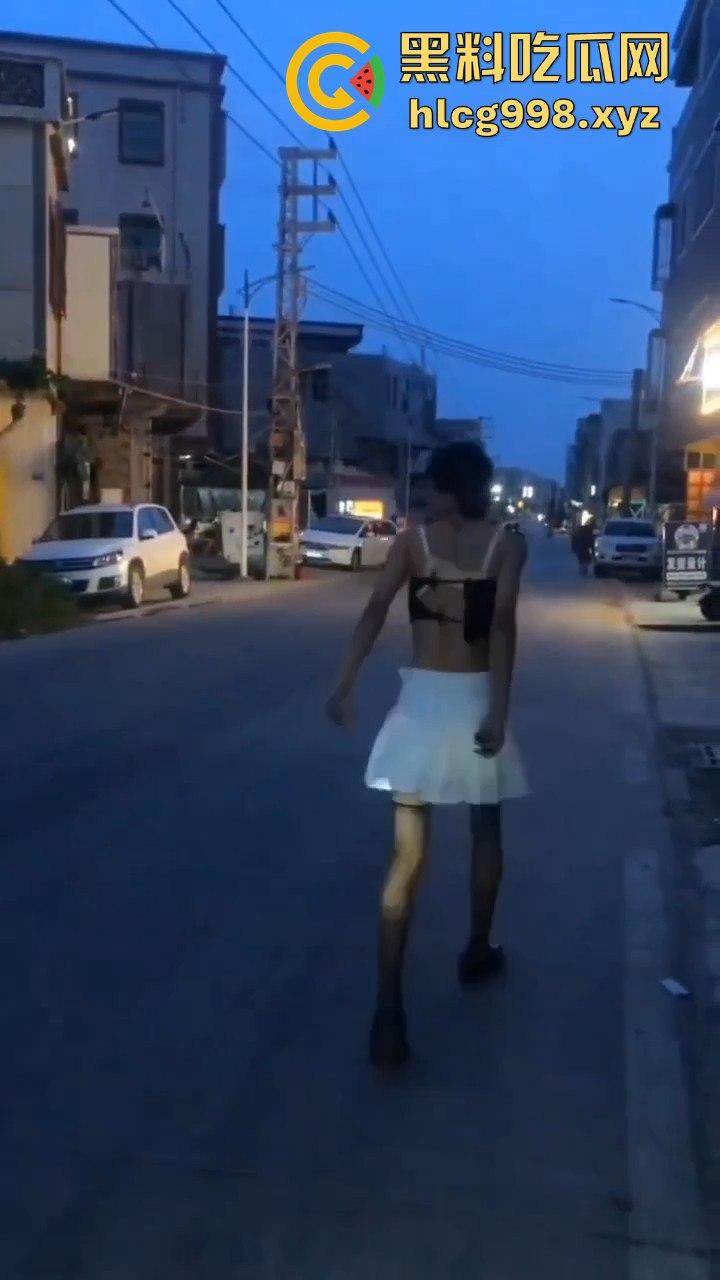 汕头女装大佬接受主人的变态任务，穿小裙子大街溜达回头率爆表！-4