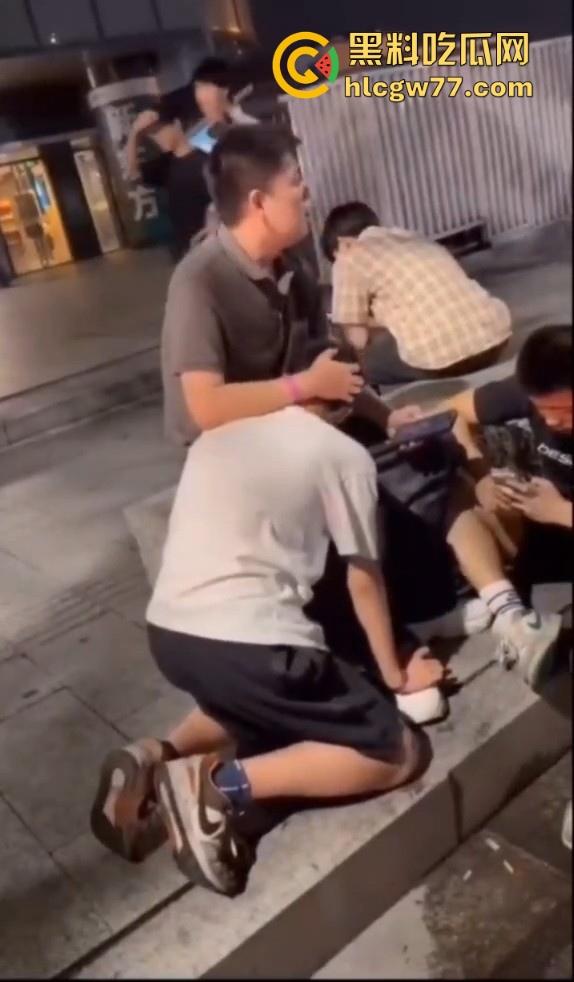 抖音热搜！广州某通讯录酒吧门 三人酒后互吃原视频来袭 三个男的大街上口 两个喝醉0给1口 内容炸裂！-17