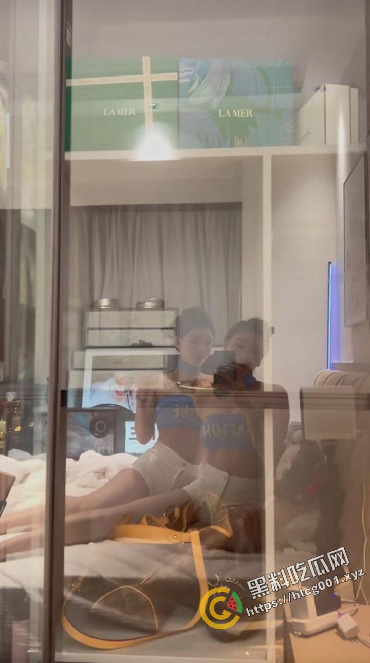 抖音粉丝超四十万的极品DJ【双胞胎B2B 】高颜值身材火辣,早期未整容未爆改发给榜一大哥的专属福利。 两个骚逼床上揉逼那一刻,我射了!-2