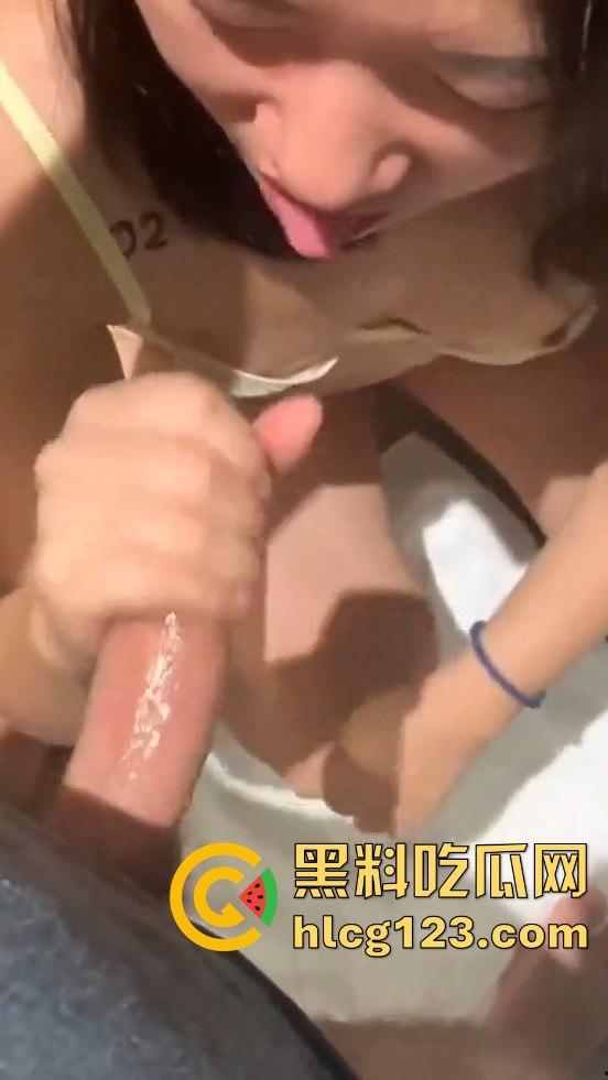 老外攻略极品人妻无套内射，精液流出来了还笑着下厨？这绿帽真是带得稳！-9