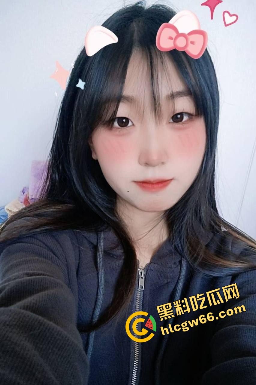 偷拍女友骑乘啪啪全过程流出，一边装害羞挡镜头一边骑到浪叫喷水，这种小贱人谁不爱？-1