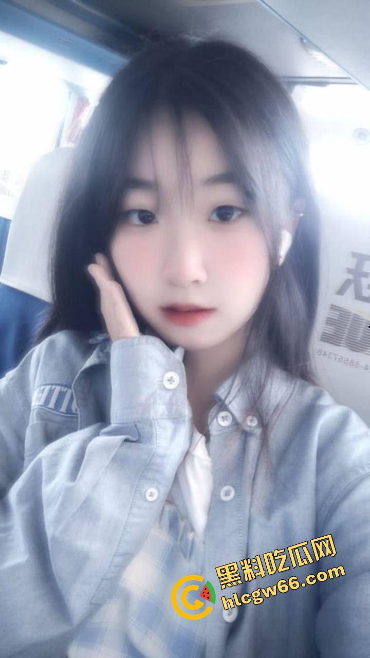 偷拍女友骑乘啪啪全过程流出，一边装害羞挡镜头一边骑到浪叫喷水，这种小贱人谁不爱？-4