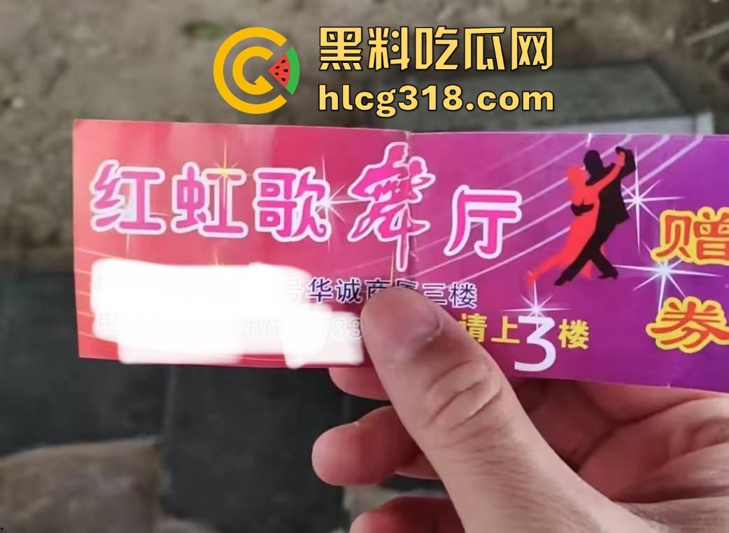 大爷歌厅娱乐场到处扣扣，扣到大妈满地都是水，大妈一脸享受，感觉大爷年轻几年掏枪当场干了！-1