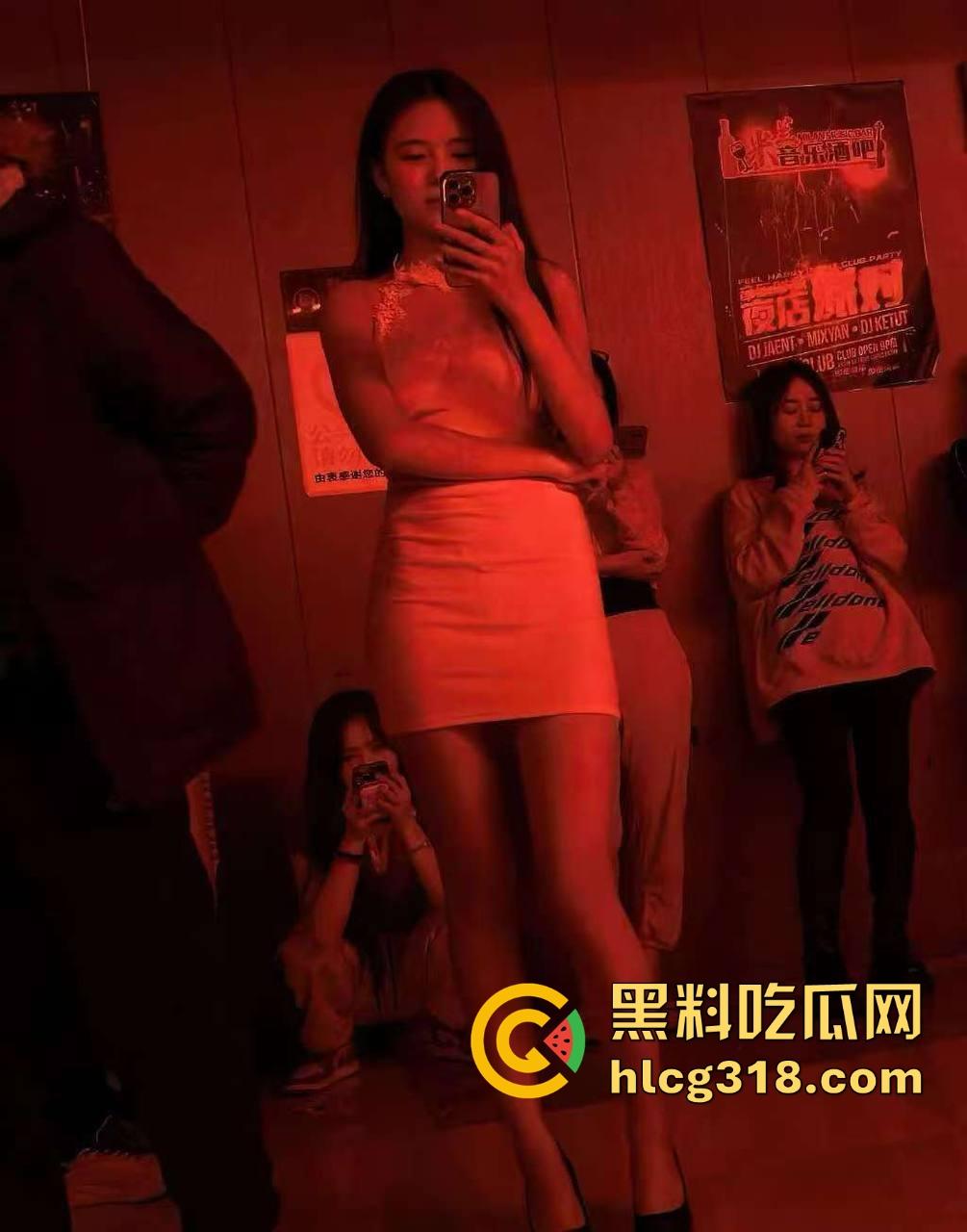 大爷歌厅娱乐场到处扣扣，扣到大妈满地都是水，大妈一脸享受，感觉大爷年轻几年掏枪当场干了！-2