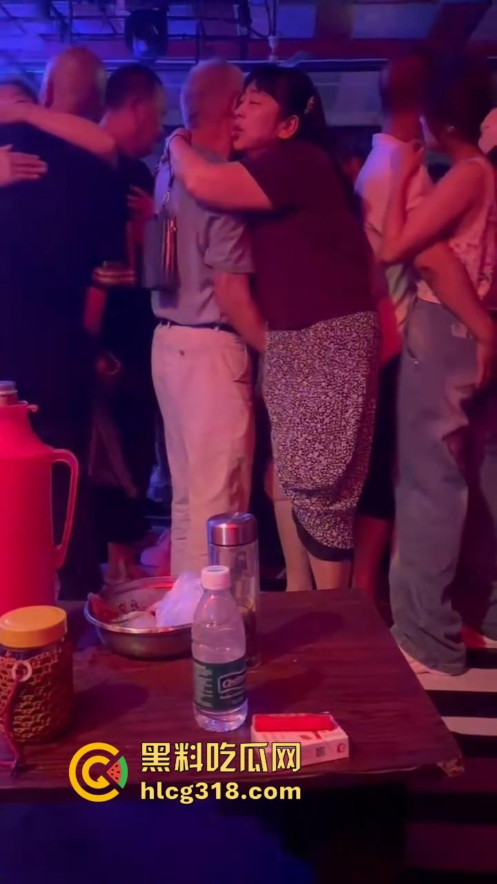 大爷歌厅娱乐场到处扣扣，扣到大妈满地都是水，大妈一脸享受，感觉大爷年轻几年掏枪当场干了！-5