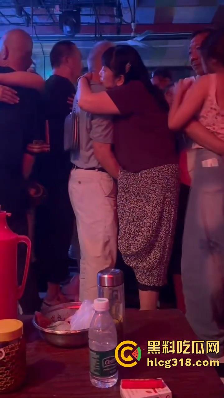 大爷歌厅娱乐场到处扣扣，扣到大妈满地都是水，大妈一脸享受，感觉大爷年轻几年掏枪当场干了！-6