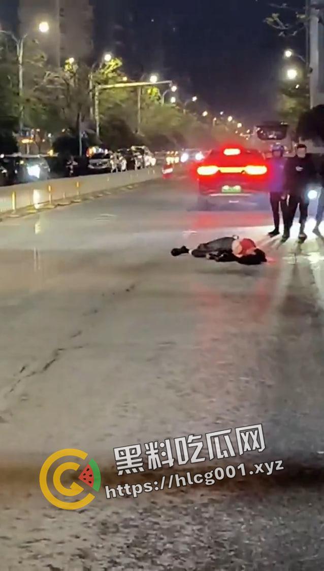 武汉工程科技学院门口血案!女友出轨 男子捅死小三 这就是爱啊 现场血腥视频流出-3