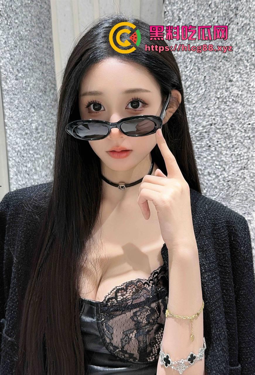 深圳外围天花板，福田02年『王微微』平面模特全国可飞，长腿C奶主动掰逼让检查，异形级骚穴重口慎入！-1