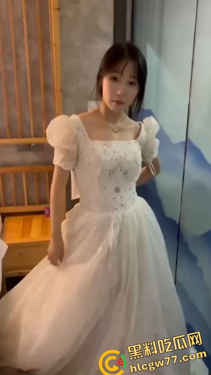 沐川音乐女狗【顾澜音】KTV跪地舔屌爬成狗，全程露脸被轮爆，教书是假被操是真，唱歌只为练喉管！-5