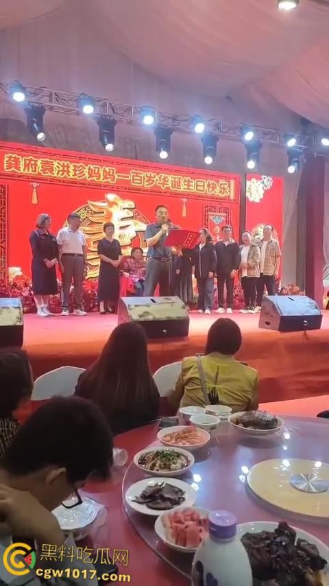 重庆綦江三角百岁宴,不收礼每人还发220块红包,喝的是五粮液每轮120桌开席,发了6轮都没坐完了 !-1