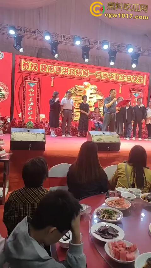 重庆綦江三角百岁宴,不收礼每人还发220块红包,喝的是五粮液每轮120桌开席,发了6轮都没坐完了 !-2