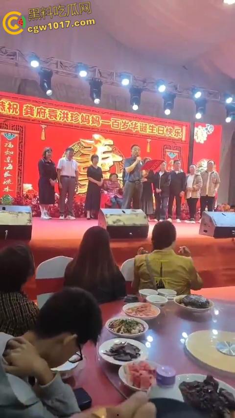 重庆綦江三角百岁宴,不收礼每人还发220块红包,喝的是五粮液每轮120桌开席,发了6轮都没坐完了 !-3