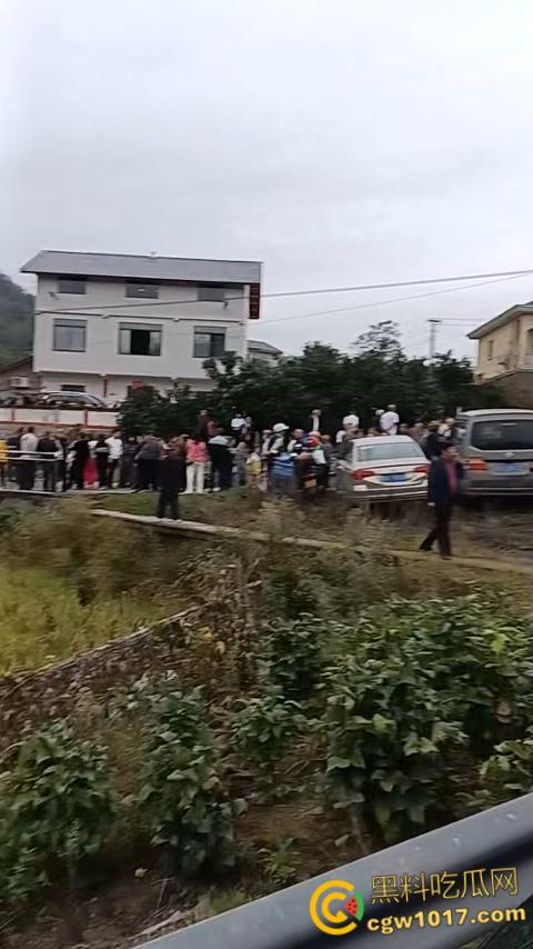 重庆綦江三角百岁宴,不收礼每人还发220块红包,喝的是五粮液每轮120桌开席,发了6轮都没坐完了 !-4