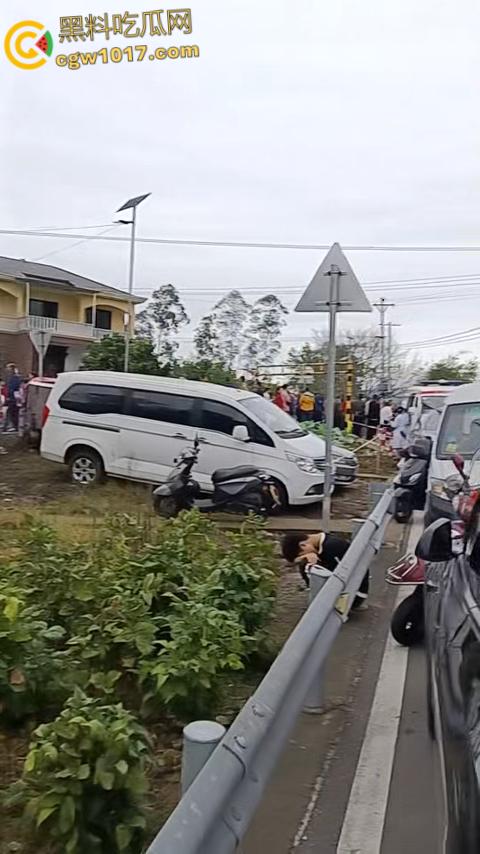 重庆綦江三角百岁宴,不收礼每人还发220块红包,喝的是五粮液每轮120桌开席,发了6轮都没坐完了 !-5