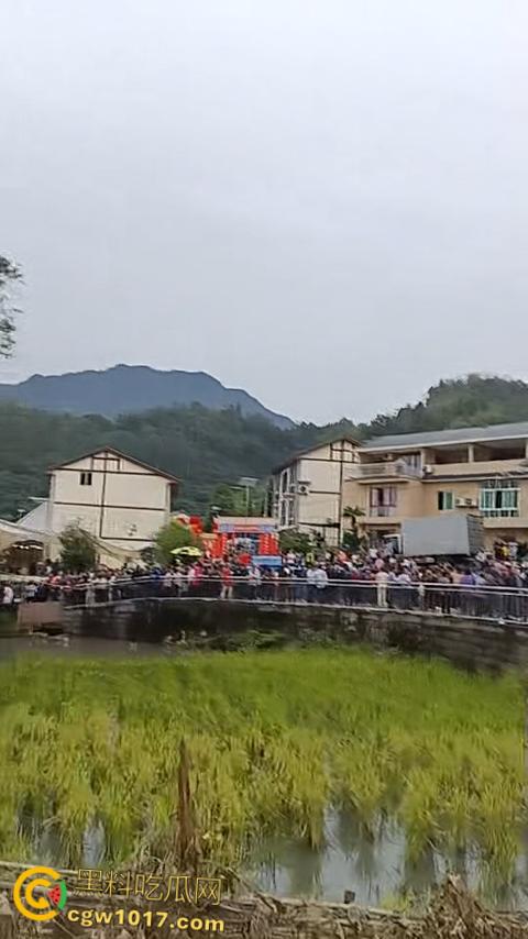 重庆綦江三角百岁宴,不收礼每人还发220块红包,喝的是五粮液每轮120桌开席,发了6轮都没坐完了 !-6