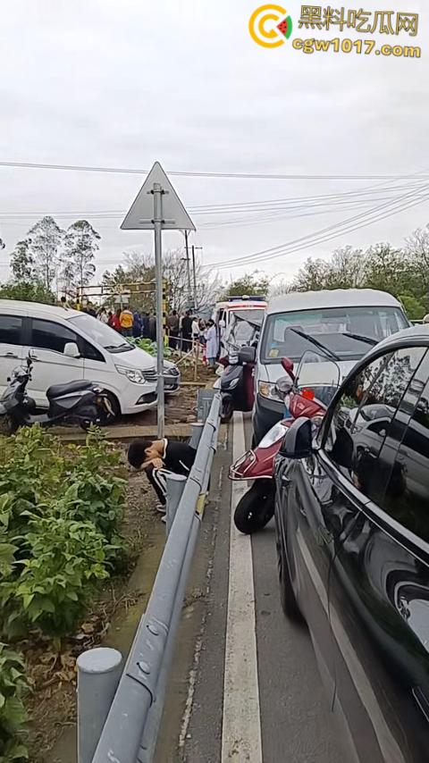 重庆綦江三角百岁宴,不收礼每人还发220块红包,喝的是五粮液每轮120桌开席,发了6轮都没坐完了 !-7