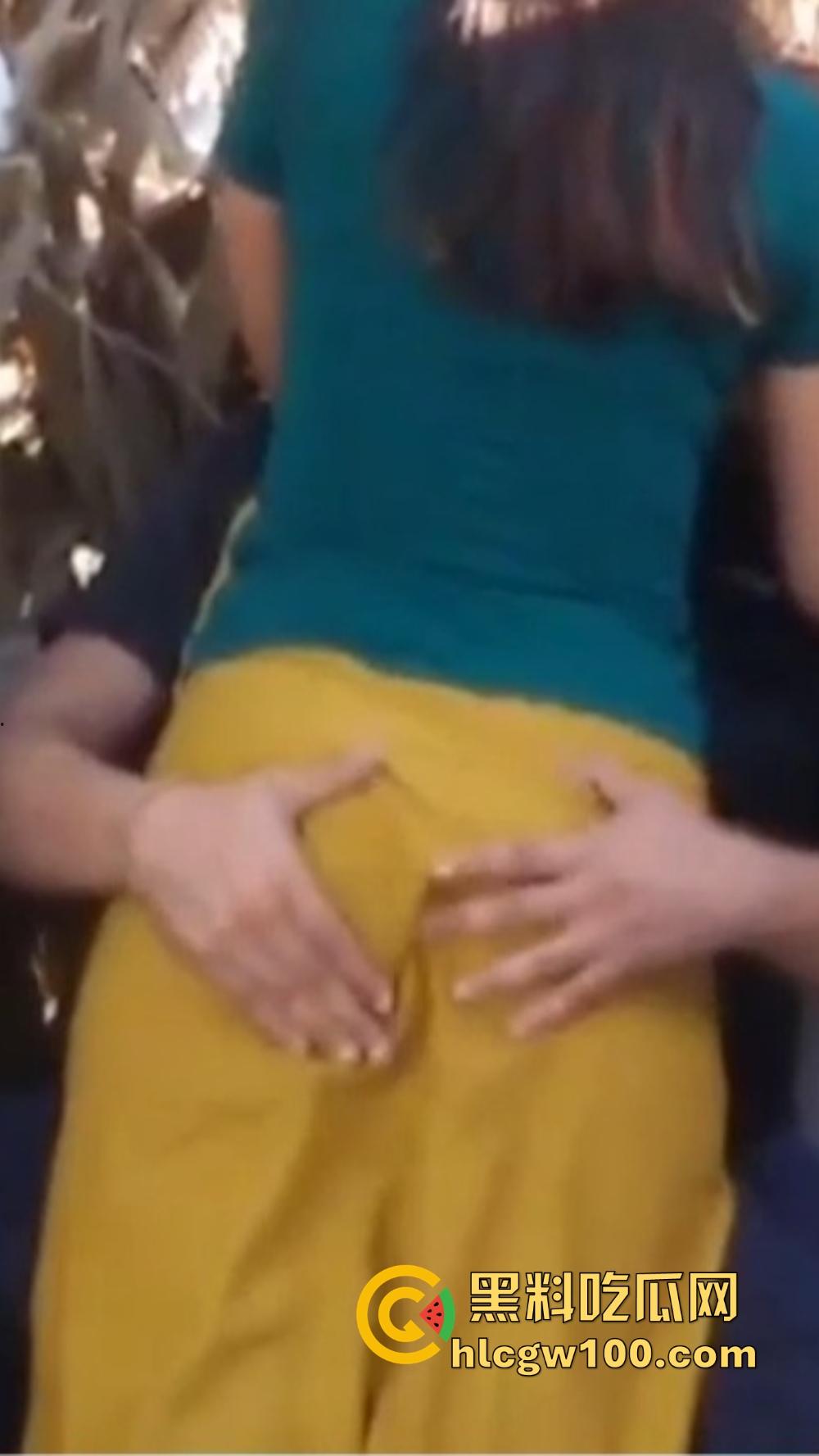 三亚热恋情侣户外野战 美女骚逼坐地能吸土 揉臀摩擦鸡巴做足前戏 结果男友插入3秒草草了事 尴尬到飞起！-1