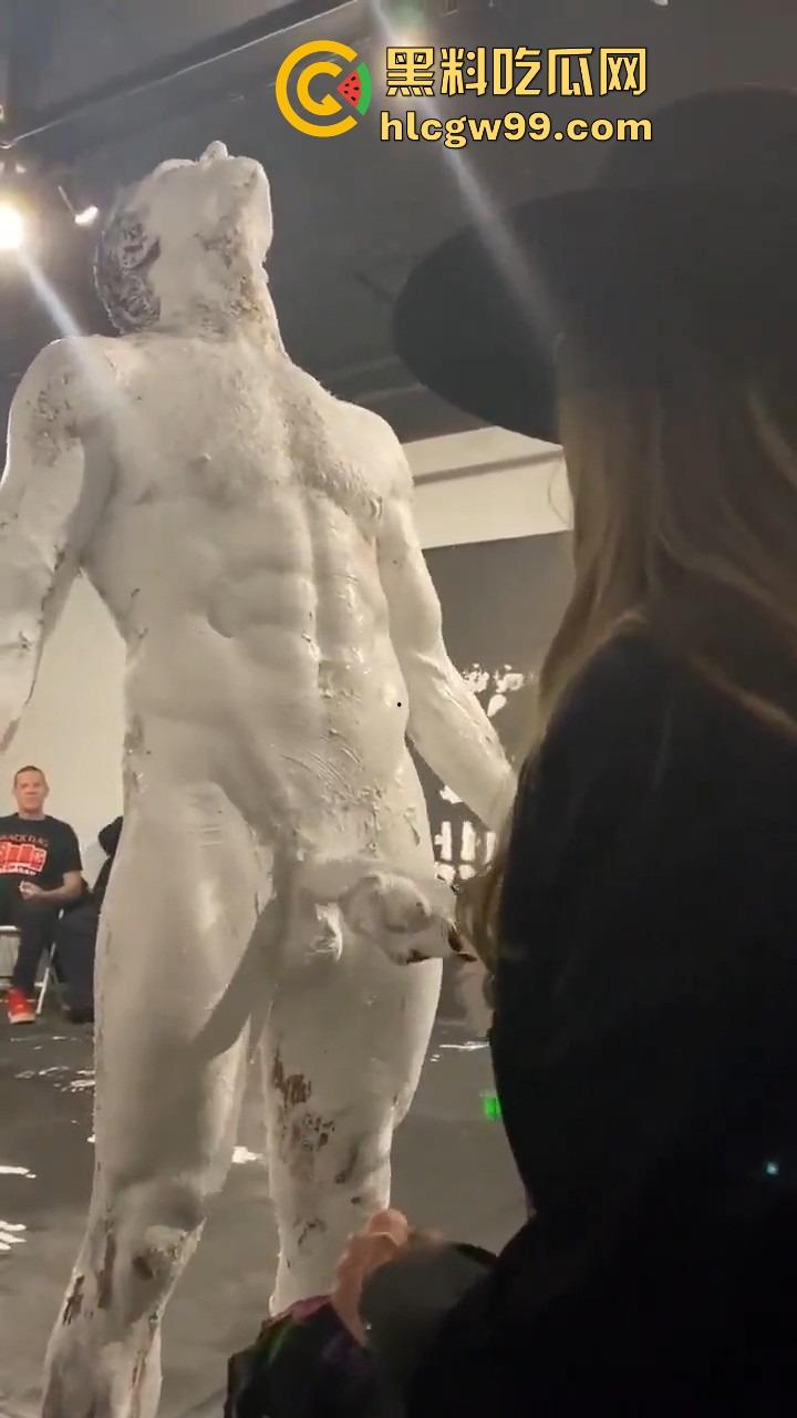 法国艺术圈离谱新高度，16cm大屌男全裸涂满白色液体，用身体狂甩颜料，玩的是真抽象人体艺术？-5