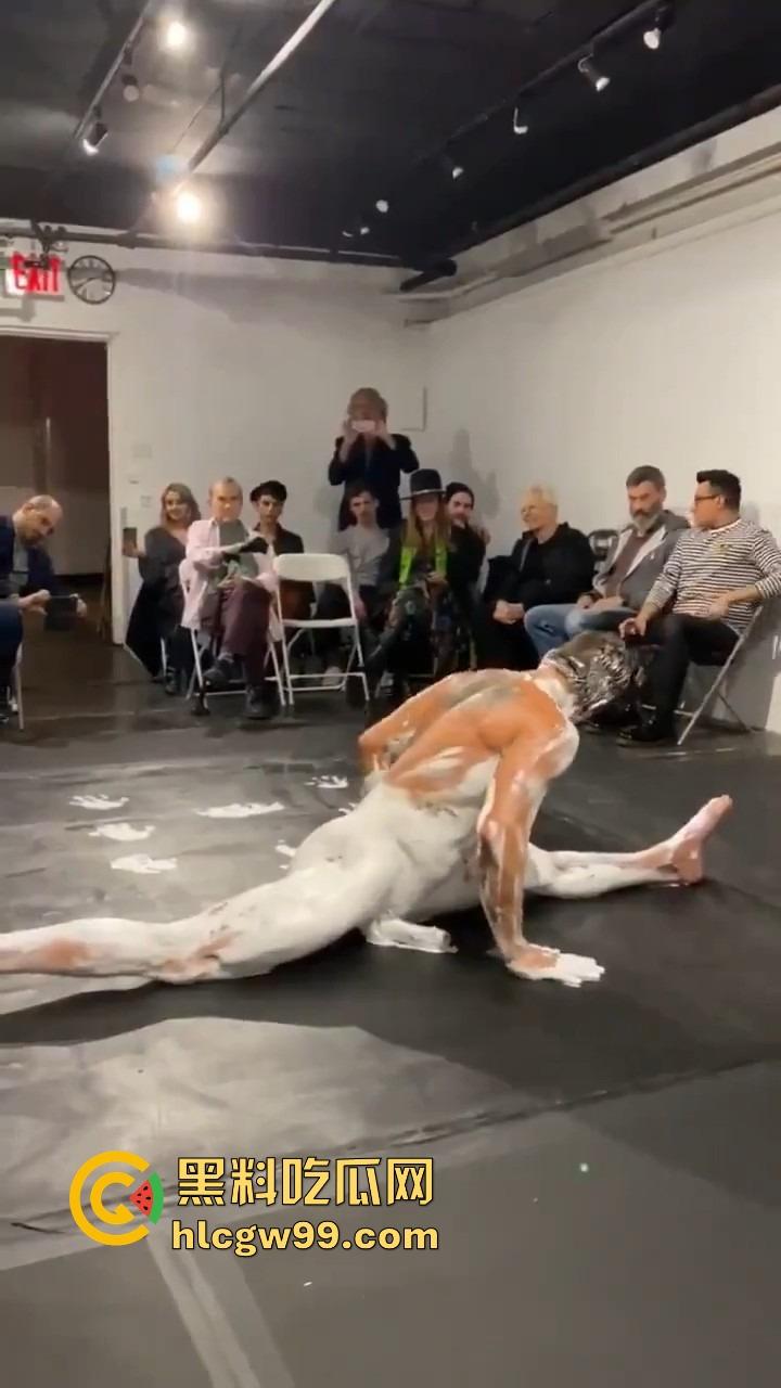 法国艺术圈离谱新高度，16cm大屌男全裸涂满白色液体，用身体狂甩颜料，玩的是真抽象人体艺术？-10