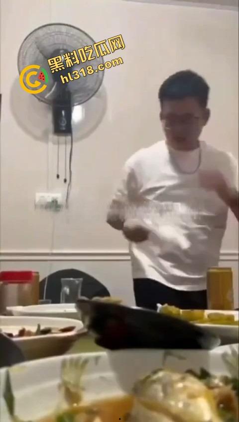 同学聚会惊现大奶初恋白月光，喝多非要炫耀胸大还强行舌吻，老公在家打游戏，这波到底谁才是现任？-6