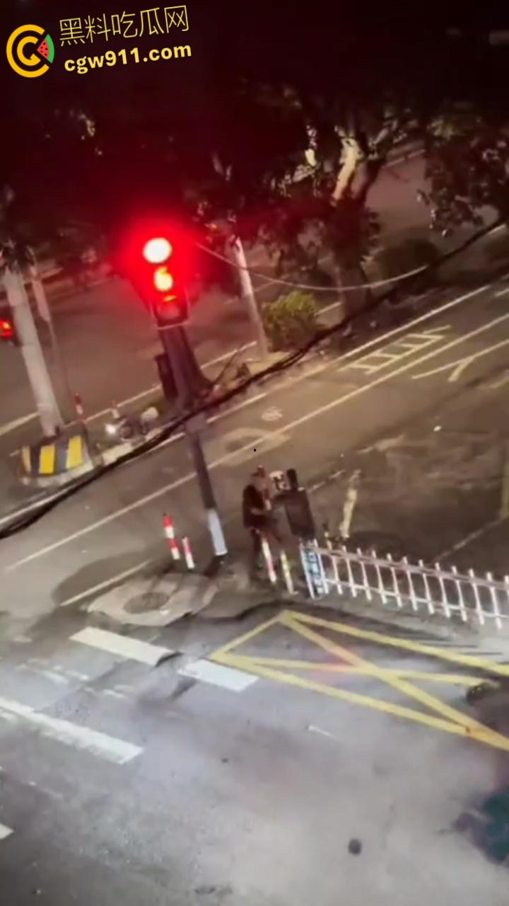 广东河池醉汉酒后失控，成年男子管不住自己酒瘾，深夜街头大打出手大砸车辆，鲜血流淌不仅扰民还伤己 ！-3